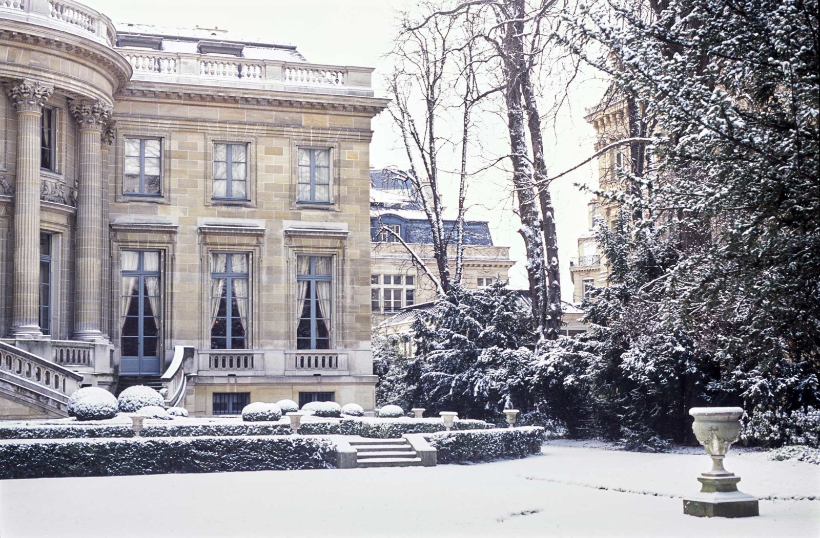 Edmund de Waal Letters to Camondo Cour et jardin c MAD Paris Photo Jean Marie del Moral
