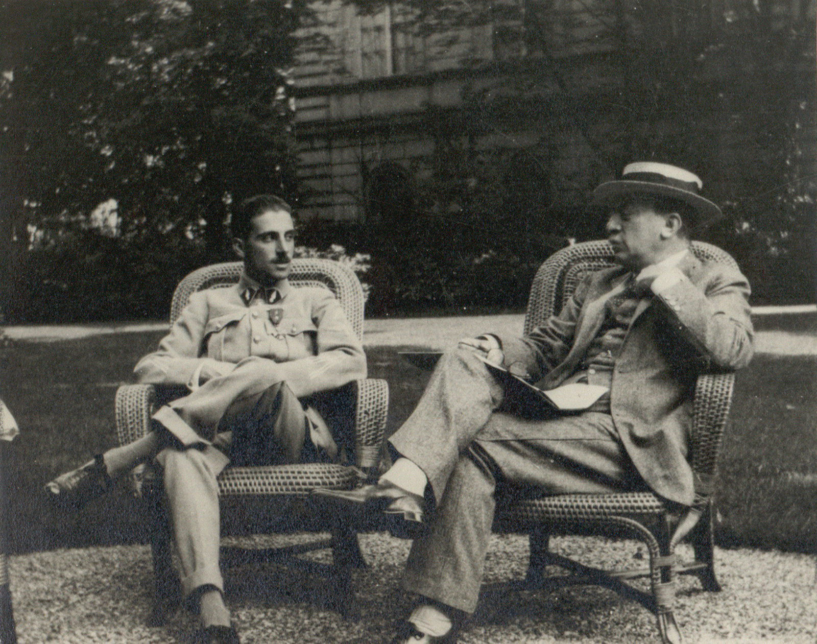 Moïse de Camondo et son fils, le lieutenant Nissim de Camondo, à l'été 1916, dans le jardin du 63, rue de Monceau. Archives du musée Nissim de Camondo