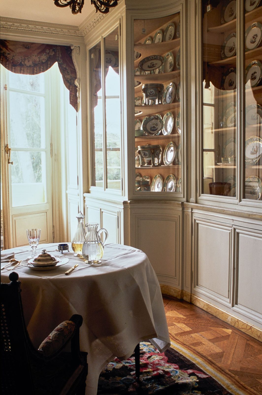 Table dressée dans le cabinet de porcelaines. Paris, musée Nissim de Camondo