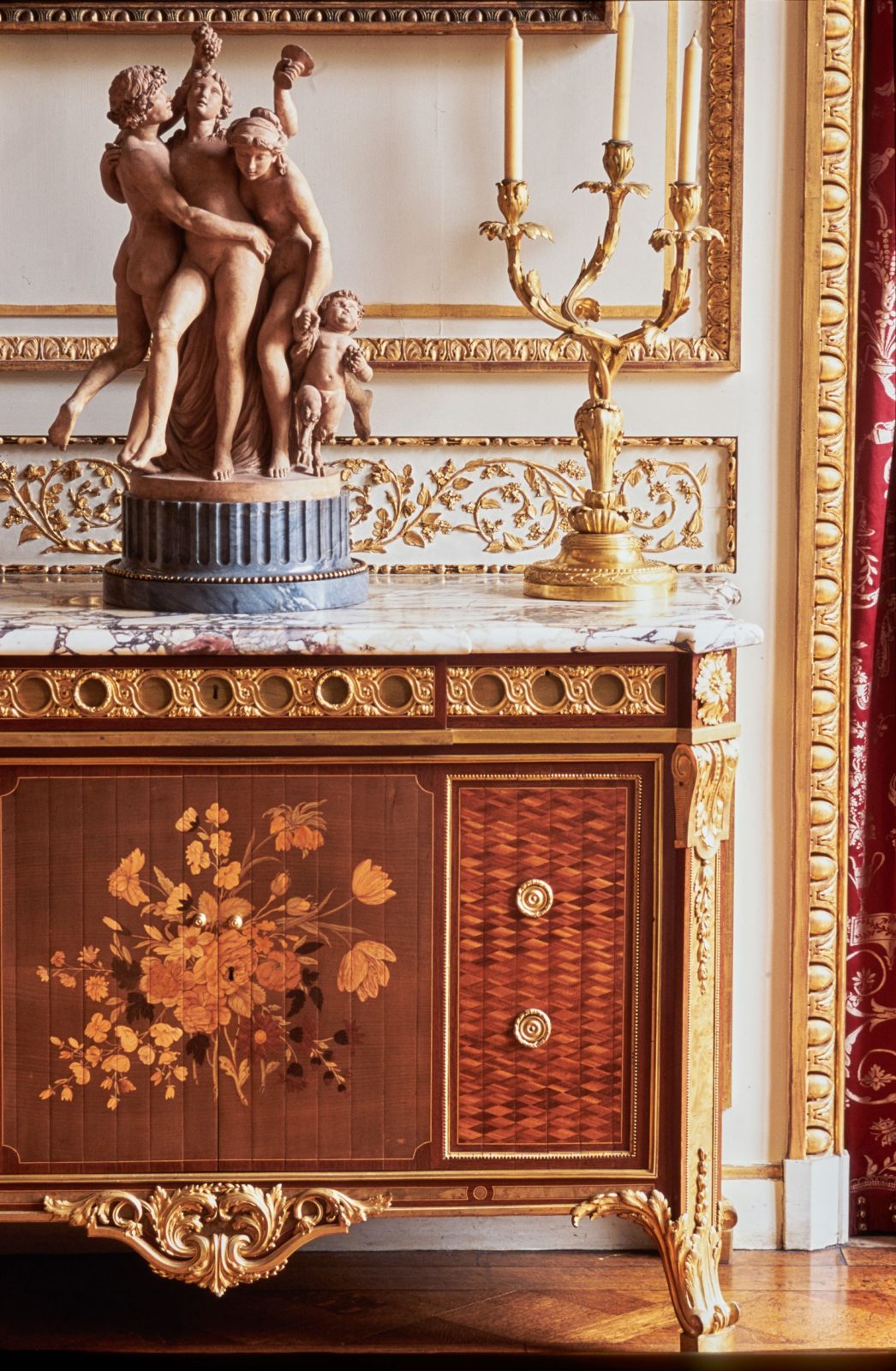 Jean-Henri Riesener, commode à rideaux, vers 1775-1780 ;  sur le dessus de marbre, Bacchanale, d'après Clodion, XIXe siècle. Paris, musée Nissim de Camondo