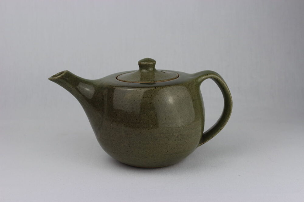 1024px Thrown teapot by Geoffrey Whiting YORYM 2004 1 2473