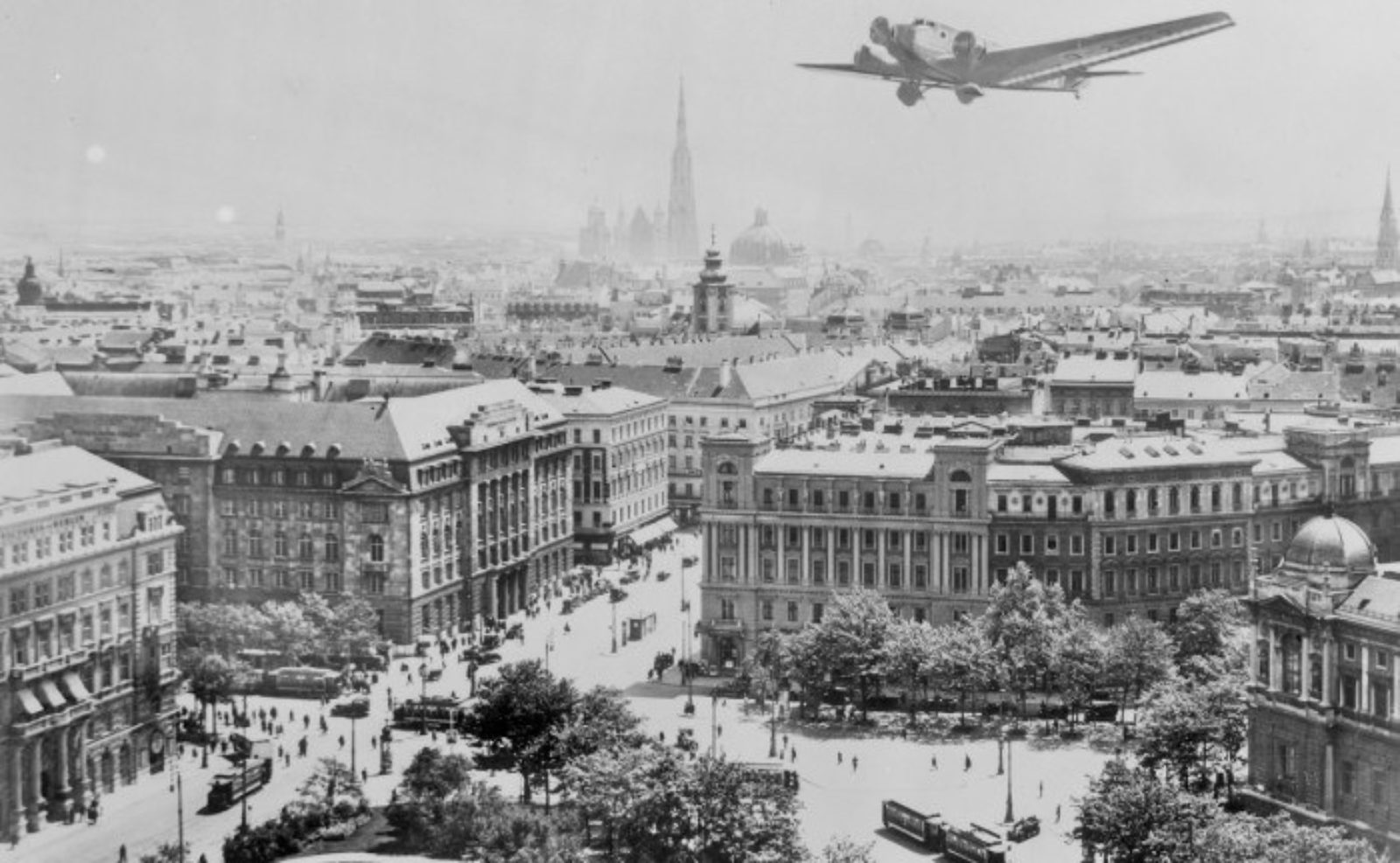 73 Plane Flying Over The Ringstrasse Book Gallery
